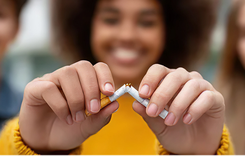 women breaks cigrate