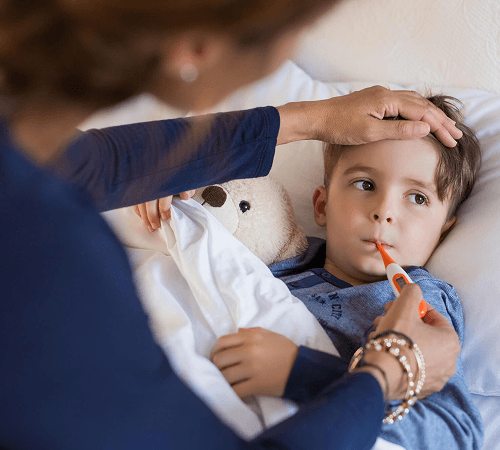 mother count temprature using thermometer to the child
